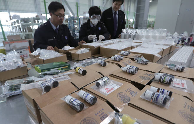 2017년 1월12일 인천공항 인천본부세관 특송물류센터에서 세관 직원들이 압수한 천연 및 합성니코틴 원액과 제품을 살펴보고 있다.ⓒ연합뉴스